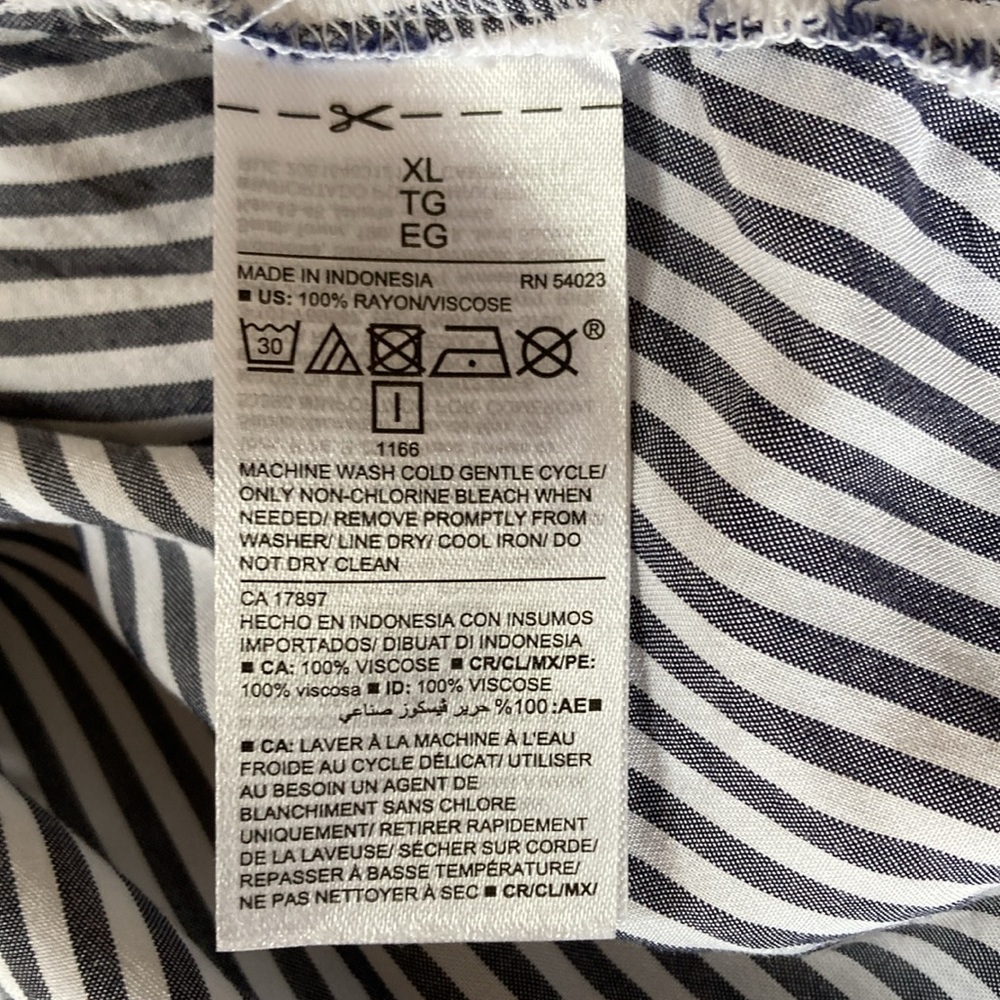 Old Navy Striped Sleeveless V-neck Top - Picture 14 of 16